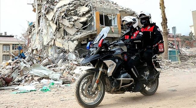 Deprem Bölgesinde Yunus Timleri dar sokaklarda güvenliği sağlıyor