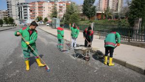 Karaköprü’de Çamurlu Yollar Köşe Bucak Temizleniyor