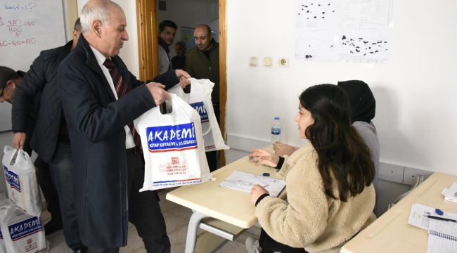 Siverek'te üniversite sınavlarına hazırlanan öğrencilere kitap desteği