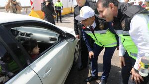 Vali Salih Ayhan trafik uygulama noktasında vatandaşlarla bayramlaştı