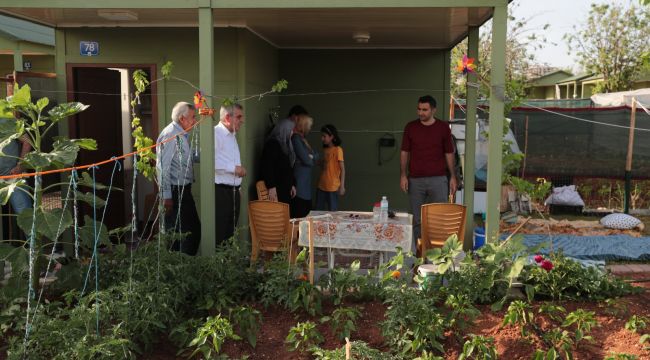 Başkan Beyazgül, Hobi Bahçesi Sakinlerine İsot Fidesi Dağıttı