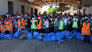 Öğrenciler kırsal mahallede temizlik kampanyası başlattı