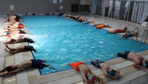 Gençler Büyükşehir ile Yüzme Öğreniyor