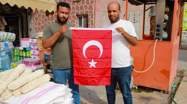 Harran Belediyesi Cumhuriyetin 100. Yılında Esnaf ve Vatandaşlara Bayrak Dağıttı