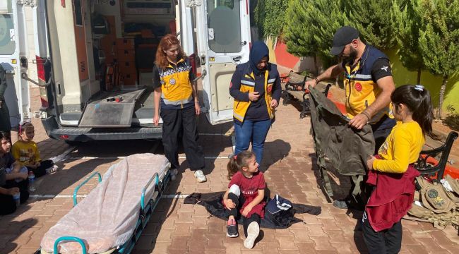 Minik öğrencilere 112 Acil Sağlık Hizmetleri ve Ambulans tanıtımı yapıldı.