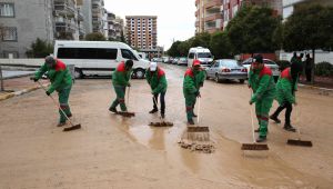 Karaköprü'de Yağış Sonrası Çamurlu Yollar Temizleniyor