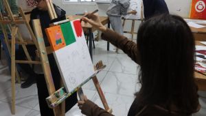 Gençlik Merkezlerinde Gençler, Hem Ders Çalışıp Hem Sanat Öğreniyor