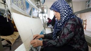 Karaköprü’de Kadınlar El Emeği Halılar Üretiyor