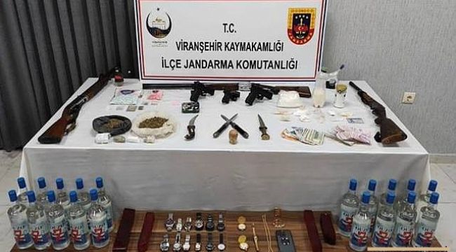 Viranşehir'de eğlence mekânına operasyon! 8 gözaltı