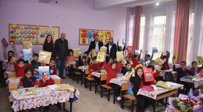 Başkan Çakmak miniklerin yılbaşı tebrikine duyarsız kalmadı