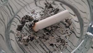 Sigara içilen evlerde büyük tehlike! Çocukları direk etkiliyor