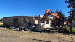 Suruç’ta metruk binaların yıkım çalışmaları devam ediyor