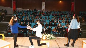 Harran Üniversitesi'nde Artiz Mektebi Tiyatro Oyunu Sahnelendi