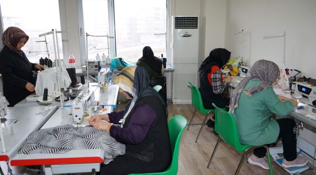 Karaköprü’de Kadınlar Giyim Kursunda Meslek Öğreniyor