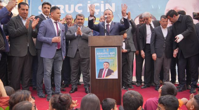 AK Kadrolardan Miting Gibi Açılış