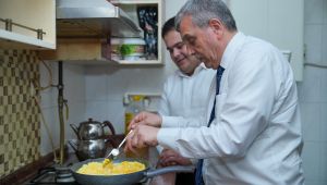 Başkan Beyazgül Öğrenci Evinde Sahur Yaptı