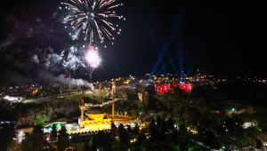 Kurtuluş Temalı Işık Ve Lazer Gösterisi Tarihi Urfa Kalesine Yansıtıldı