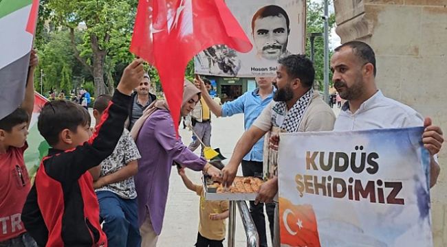 Şanlıurfa'da Kudüs şehidi Saklanan için tatlı dağıtıldı