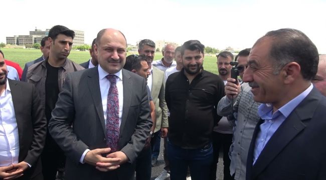 Gülpınar Suruç’ta Asfalt Çalışmalarını İnceledi: “Milyonlar Harcandı, Ortada Yol Yok!”