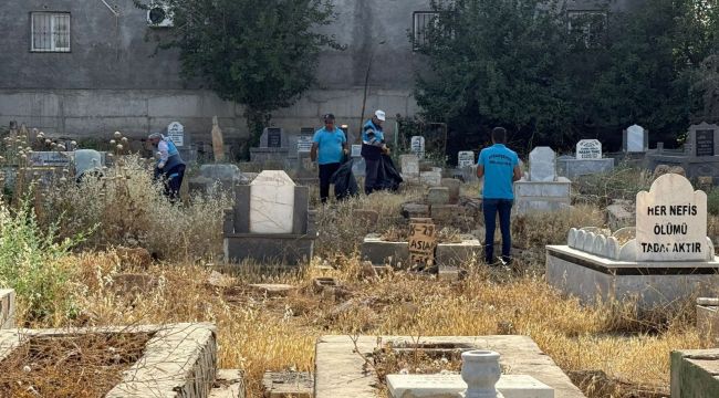 Viranşehir Belediyesinden Bayram Öncesi Mezarlıklarda Temizlik Seferberliği