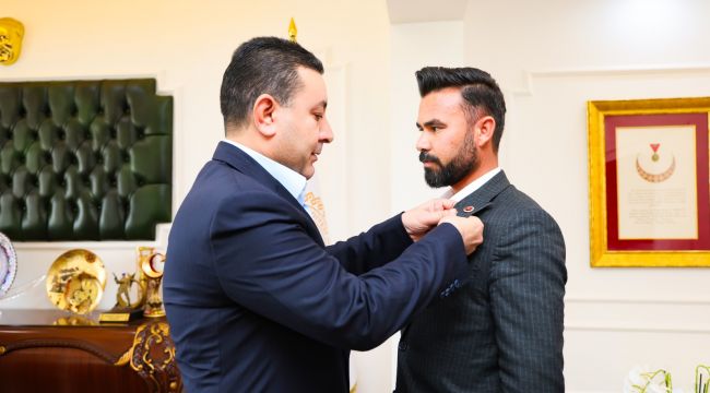Yeniden Refah Partisinden İstifa Ederek MHP’ye Geçti: Rozetini Başkan Özyavuz Taktı