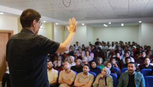 Harran Belediyesi YKS Öncesi Bonus Hoca'yı Öğrencilerle Buluşturdu