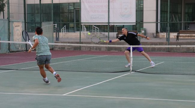 15 Temmuz Demokrasi Ve Zafer Bayramı Tenis Turnuvası Başladı