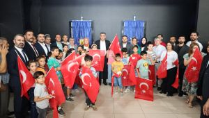 İl Başkanı Günbegi, çocuklarla birlikte 15 Temmuz konulu Sinema etkinliğine katıldı.