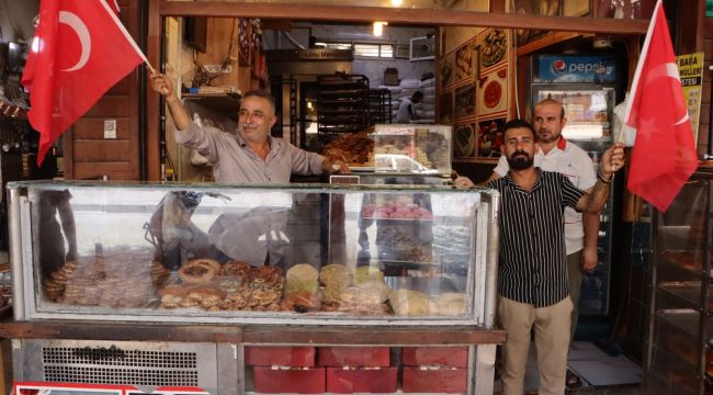 Şanlıurfa, Büyükşehir Belediyesinin Dağıttığı Bayraklarla Donatıldı