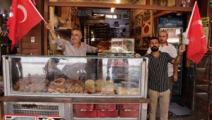 Şanlıurfa, Büyükşehir Belediyesinin Dağıttığı Bayraklarla Donatıldı