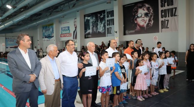 Karaköprü’de Yüzmeyi Öğrenen 250 Çocuk Sertifikalarını Aldı