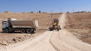 Haliliye’de Kırsalda Hizmet Devam Ediyor: Topraklı Mahallesi’nde Yol Çalışmaları