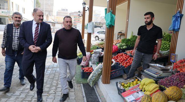 Başkan Gülpınar, Yenilenen Pazar Yerinde Esnafla Buluştu