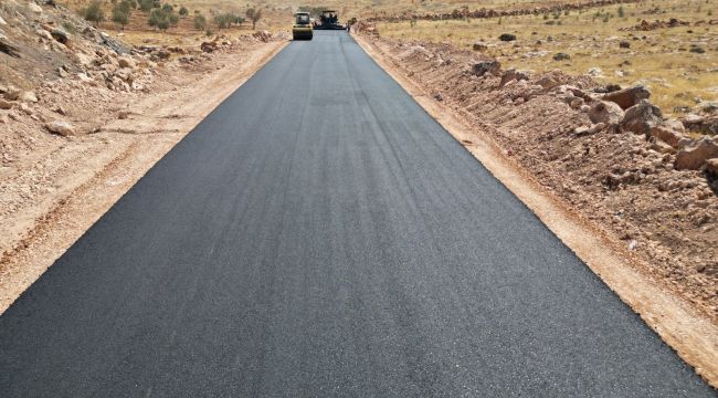 Büyükşehir, Halfeti-Bozova arasındaki 39 km’lik grup yolunda asfalt serimine başladı.