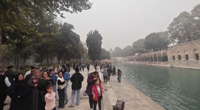Şanlıurfa Toza Teslim Oldu: Balıklıgöl’de Yoğun Ziyaretçi Akını Devam Ediyor