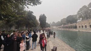 Şanlıurfa Toza Teslim Oldu: Balıklıgöl’de Yoğun Ziyaretçi Akını Devam Ediyor