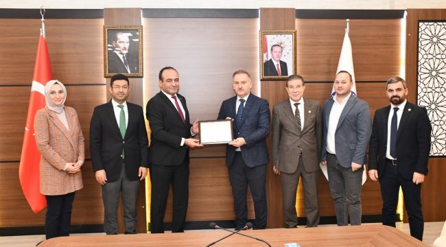 İl Sağlık Müdürü Erhan Berk, Belgeyi Rektör Tahir Güllüoğlu’na Takdim Etti