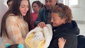 “Geçici Koruyucu Aile” modelinin 100’üncü Bebeği Ege Berk, Samsun’da koruyucu ailesiyle buluştu