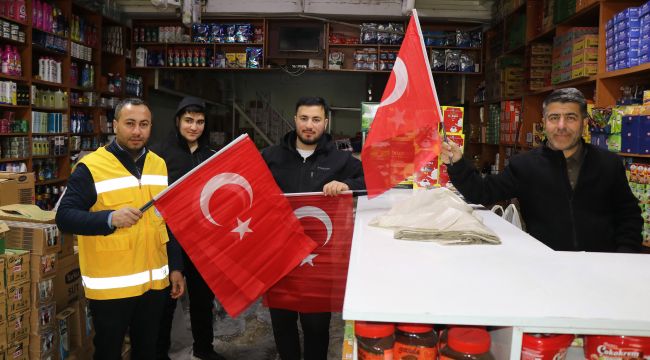 Haliliye Belediyesi’nden Anlamlı Bayrak Dağıtımı