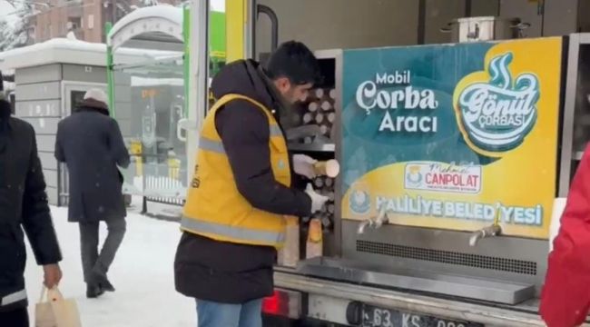 Haliliye Belediyesi'nden Yoğun Kar Yağışında Sıcak Çorba İkramı