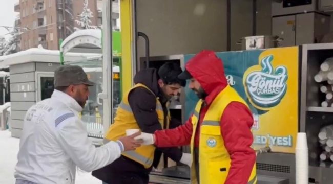 Haliliye Belediyesi'nden Yoğun Kar Yağışında Sıcak Çorba İkramı