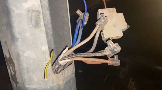 Viranşehir’de Aydınlatma Direklerinden Evlere Kaçak Hat