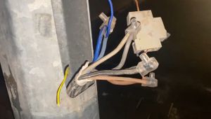 Viranşehir’de Aydınlatma Direklerinden Evlere Kaçak Hat