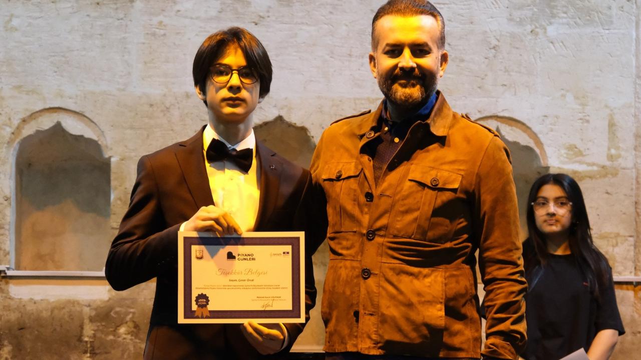 Minik Ve Genç Piyanistler Sahnede Göz Doldurdu