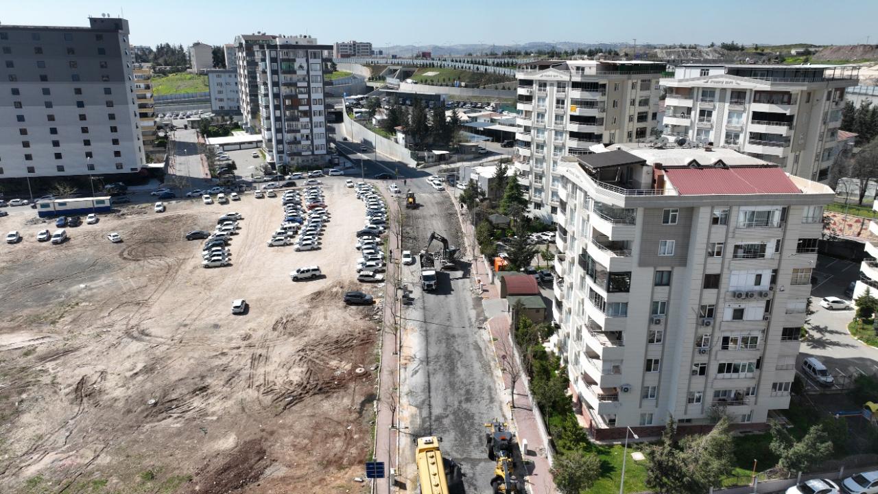 Mustafa Direkli Caddesi Sıcak Asfaltla Yenileniyor
