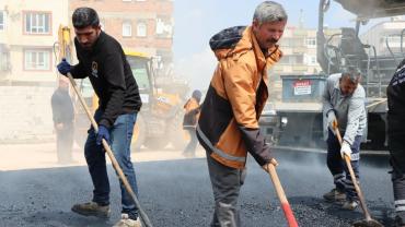 Şanlıurfa’da 25 Metrelik Yol Projesinde Asfalt Çalışmaları Başladı