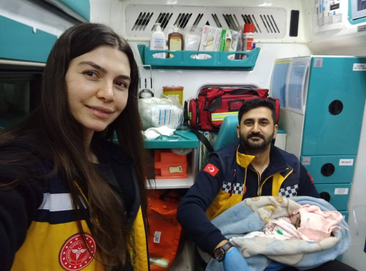 Ambulansta Mucize Doğum: Paramediklerin Zamanla Yarışı
